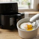 ही एअर फ्रायर युक्ती उकळत्या पाण्याशिवाय परिपूर्ण अंडी बनवते.