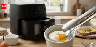 ही एअर फ्रायर युक्ती उकळत्या पाण्याशिवाय परिपूर्ण अंडी बनवते.