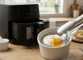 ही एअर फ्रायर युक्ती उकळत्या पाण्याशिवाय परिपूर्ण अंडी बनवते.