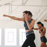 सातत्य राखण्यासाठी धडपडत आहात? महिलांसाठी हे 5 वर्कआउट कोट्स तुमचा फिटनेस कसा पाहता हे बदलू शकतात