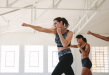 सातत्य राखण्यासाठी धडपडत आहात? महिलांसाठी हे 5 वर्कआउट कोट्स तुमचा फिटनेस कसा पाहता हे बदलू शकतात