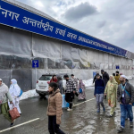 सामानात सॅटेलाइट फोन सापडल्याने दोन अमेरिकन नागरिकांना श्रीनगर विमानतळावर ताब्यात घेण्यात आले