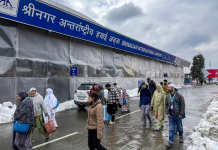 सामानात सॅटेलाइट फोन सापडल्याने दोन अमेरिकन नागरिकांना श्रीनगर विमानतळावर ताब्यात घेण्यात आले