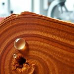 मेणाचा सापळा: तुमची पॉलिशिंग दिनचर्या तुमच्या लाकडी फर्निचरची नैसर्गिक चमक का लुटत आहे.