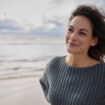 अविवाहित राहून तुम्ही 'खूप आनंदी' होऊ शकता का? स्त्रिया सहसा समाधान आणि शांत एकटेपणा यामधील बारीक रेषा का चालतात.