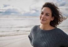 अविवाहित राहून तुम्ही 'खूप आनंदी' होऊ शकता का? स्त्रिया सहसा समाधान आणि शांत एकटेपणा यामधील बारीक रेषा का चालतात.