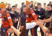 IPL 2026: धक्कादायक! फॅनगर्लने जबरदस्तीने ओढला अभिषेक शर्माचा हात; सुरक्षा चरण – पहा