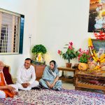 राहाता नगरपालिकेच्या प्रथम लोकनियुक्त नगराध्यक्षा सौ. ममता पिपाडा व भाजपाचे नेते डॉ. राजेंद्र पिपाडा यांनी श्री क्षेत्र देवगड येथे भेट देऊन महंत भास्करगिरीजी महाराज यांची सांत्वनपर भेट