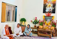 राहाता नगरपालिकेच्या प्रथम लोकनियुक्त नगराध्यक्षा सौ. ममता पिपाडा व भाजपाचे नेते डॉ. राजेंद्र पिपाडा यांनी श्री क्षेत्र देवगड येथे भेट देऊन महंत भास्करगिरीजी महाराज यांची सांत्वनपर भेट