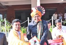 शरद शिरोळे यांना ‘आदर्श कर्मचारी पुरस्कार’ गोरक्ष गाङीलकर यांच्या हस्ते सन्मान; उत्कृष्ट कार्याबद्दल गौरव.