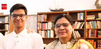 “आईने मला मुलाखती देणे थांबवण्यास सांगितले”: प्रसिद्ध किशोरवयीन अन्वेषक सार्थक सिद्धांत त्याच्याकडे लक्ष वेधण्यासाठी तिच्या आईची प्रतिक्रिया सामायिक करते